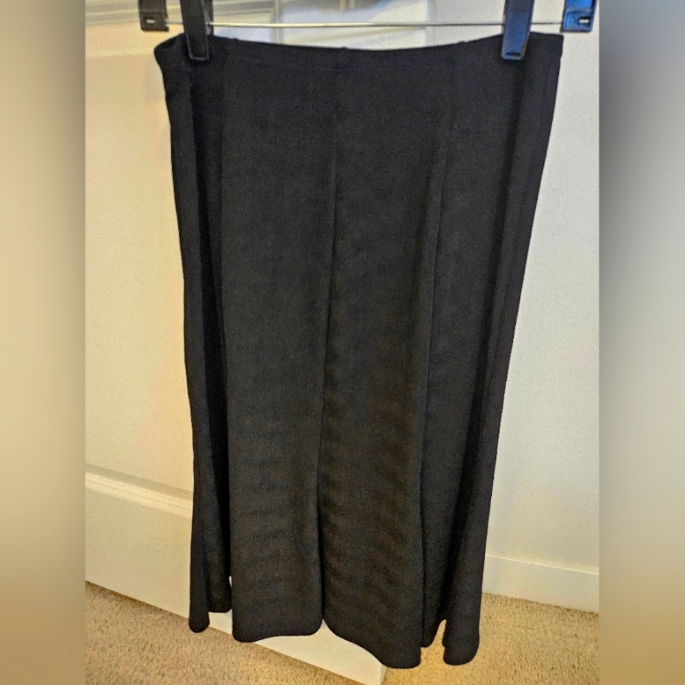 Long black casual skirt Notations